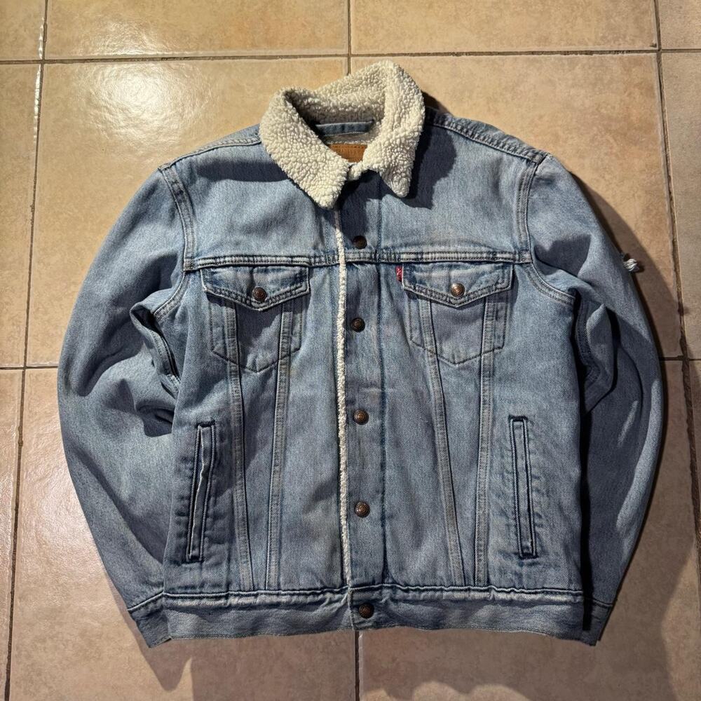 Y2k levis sherpa lined denim jacket Size S in Mens